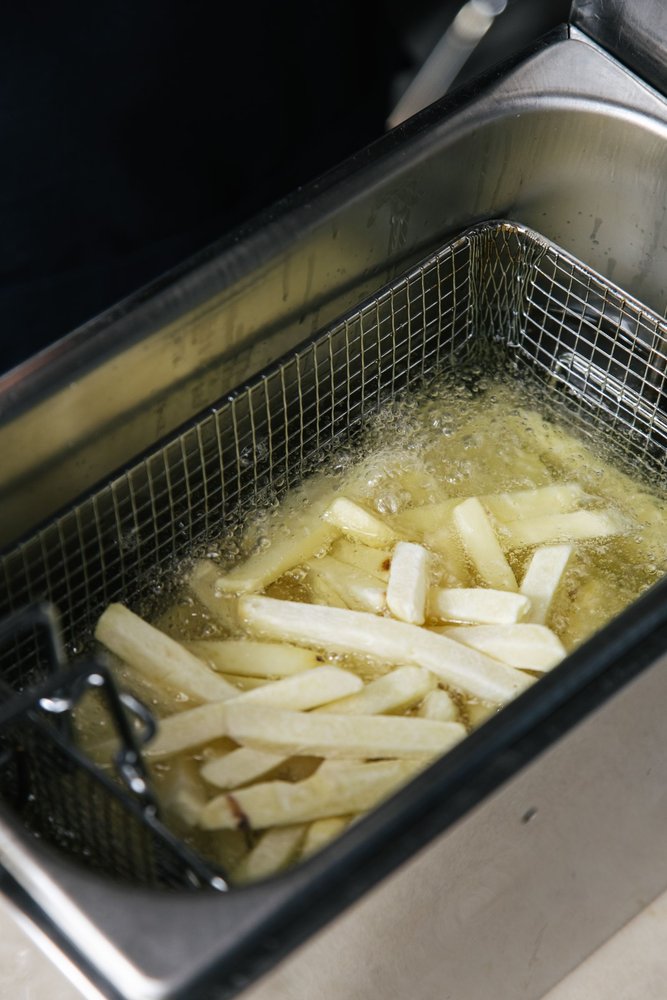 Verse frieten in de friteuse