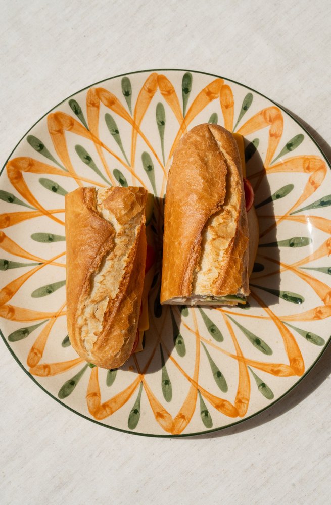 Mitraillette: halve baguette met snack, frieten en saus